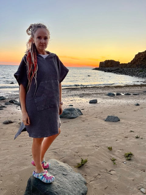 Короткое пончо из вафельной ткани - унисекс / серый