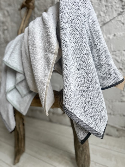 Плотное махровое полотенце - белое